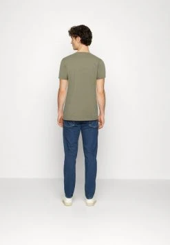 Offres 👏 Solid SDAMADEUS SS1 - T-shirt Imprimé - Vetiver ⭐ -Solid Soldes bca77ea3fe3a4ba387e595d627153d27